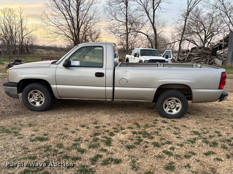 image for item EA4562 2004 Chevrolet Silverado 1500 pickup truck