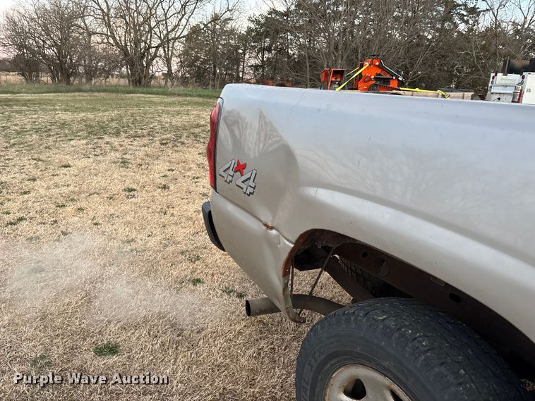 image for item EA4562 2004 Chevrolet Silverado 1500 pickup truck