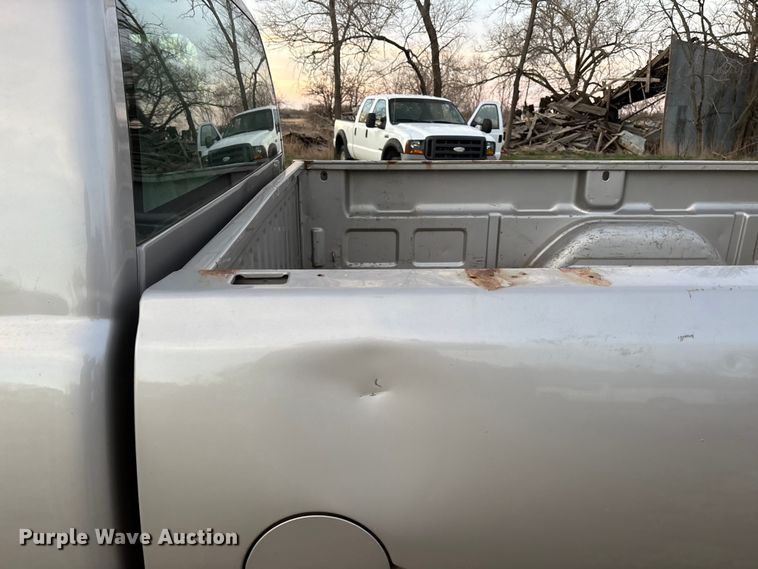 image for item EA4562 2004 Chevrolet Silverado 1500 pickup truck