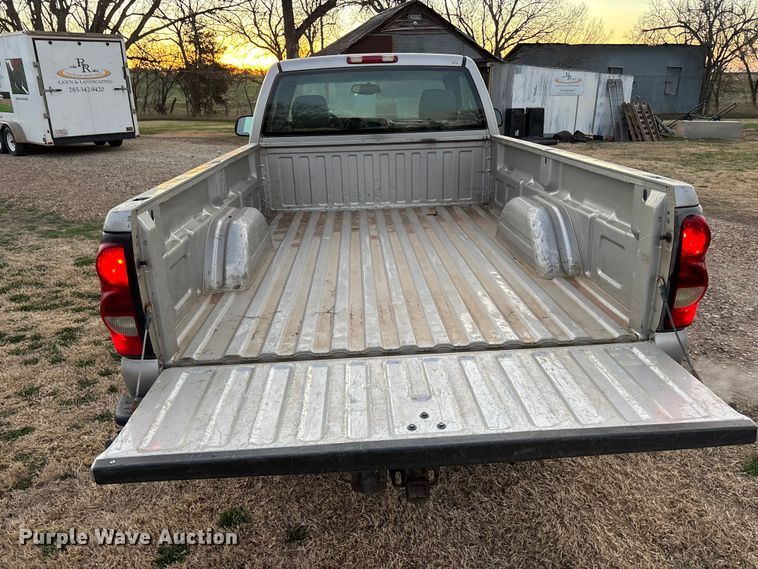 image for item EA4562 2004 Chevrolet Silverado 1500 pickup truck