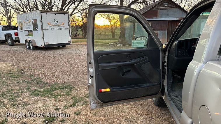 image for item EA4562 2004 Chevrolet Silverado 1500 pickup truck