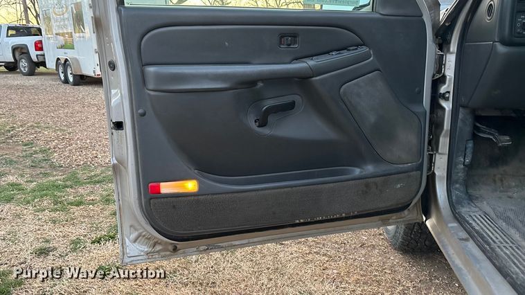 image for item EA4562 2004 Chevrolet Silverado 1500 pickup truck