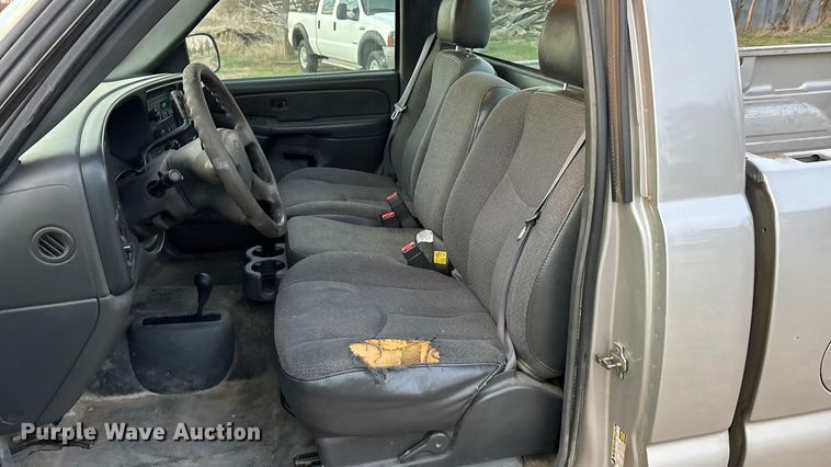 image for item EA4562 2004 Chevrolet Silverado 1500 pickup truck