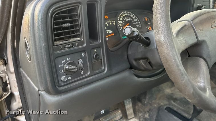 image for item EA4562 2004 Chevrolet Silverado 1500 pickup truck