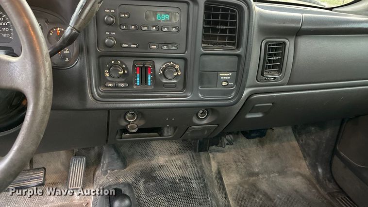 image for item EA4562 2004 Chevrolet Silverado 1500 pickup truck