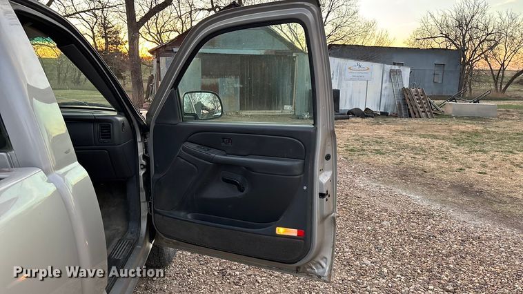 image for item EA4562 2004 Chevrolet Silverado 1500 pickup truck