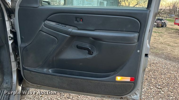 image for item EA4562 2004 Chevrolet Silverado 1500 pickup truck