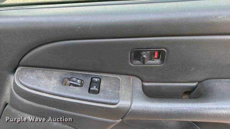 image for item EA4562 2004 Chevrolet Silverado 1500 pickup truck