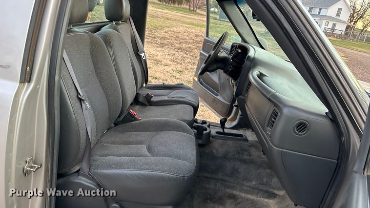 image for item EA4562 2004 Chevrolet Silverado 1500 pickup truck