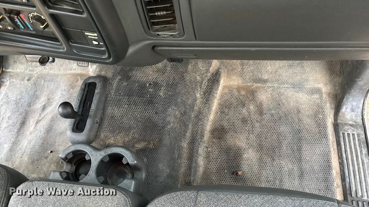 image for item EA4562 2004 Chevrolet Silverado 1500 pickup truck