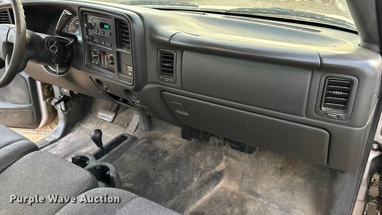 image for item EA4562 2004 Chevrolet Silverado 1500 pickup truck