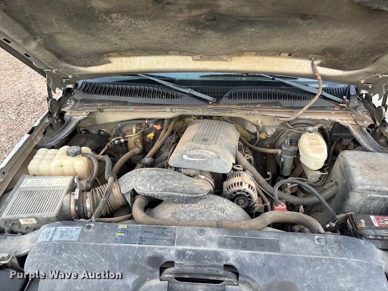 image for item EA4562 2004 Chevrolet Silverado 1500 pickup truck