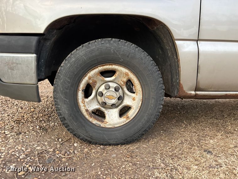 image for item EA4562 2004 Chevrolet Silverado 1500 pickup truck