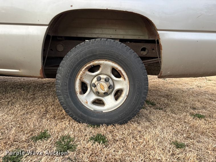 image for item EA4562 2004 Chevrolet Silverado 1500 pickup truck