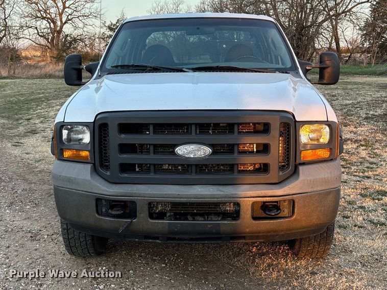 image for item EA4563 2005 Ford F250 Super Duty Crew Cab pickup truck