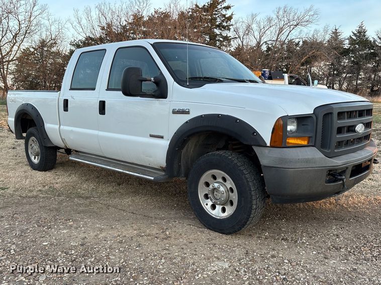 image for item EA4563 2005 Ford F250 Super Duty Crew Cab pickup truck