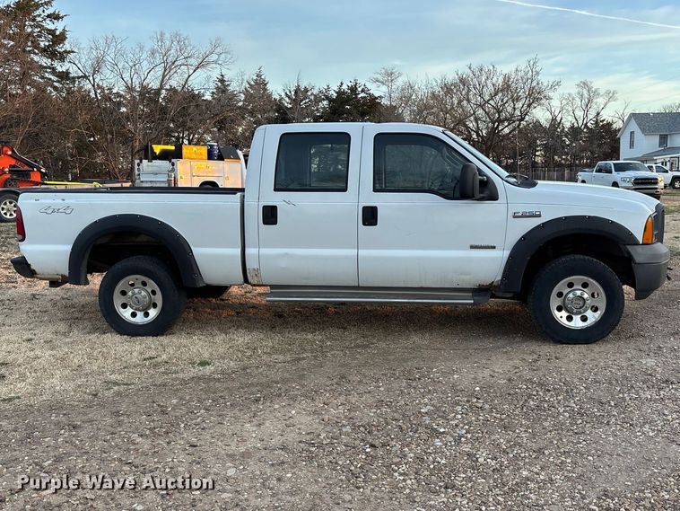 image for item EA4563 2005 Ford F250 Super Duty Crew Cab pickup truck