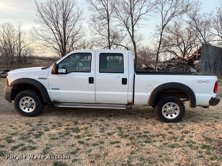 image for item EA4563 2005 Ford F250 Super Duty Crew Cab pickup truck