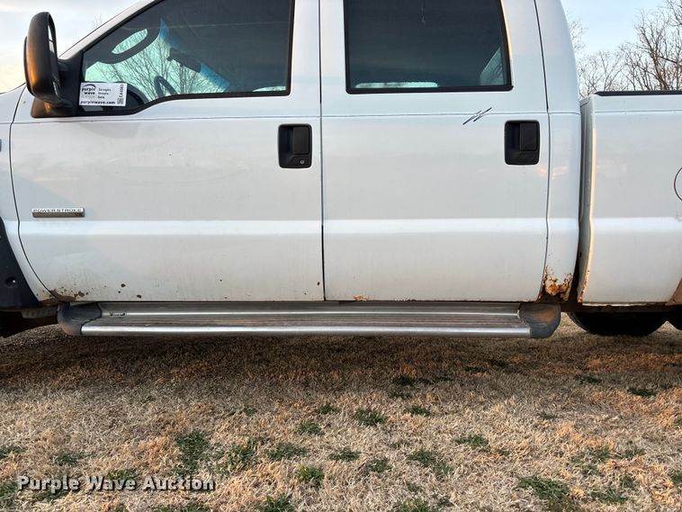 image for item EA4563 2005 Ford F250 Super Duty Crew Cab pickup truck