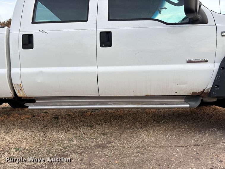 image for item EA4563 2005 Ford F250 Super Duty Crew Cab pickup truck