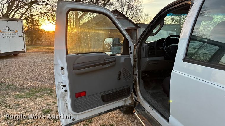 image for item EA4563 2005 Ford F250 Super Duty Crew Cab pickup truck