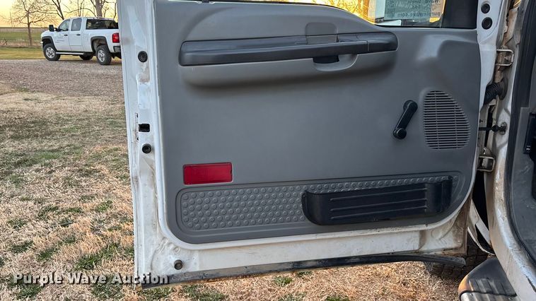 image for item EA4563 2005 Ford F250 Super Duty Crew Cab pickup truck