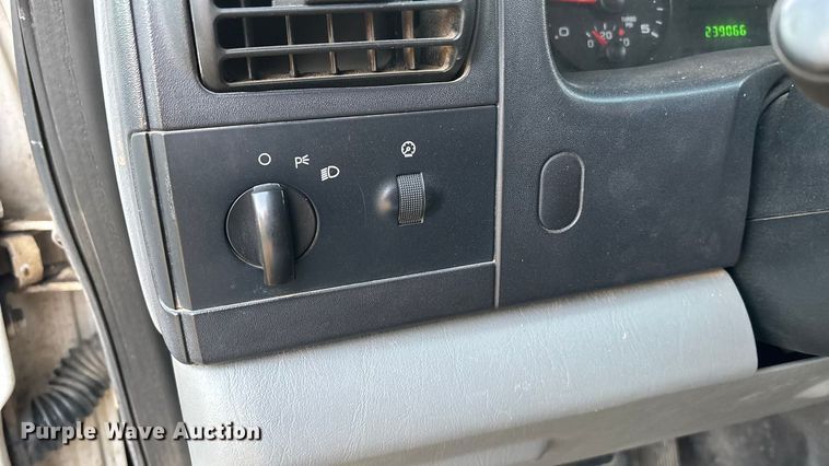 image for item EA4563 2005 Ford F250 Super Duty Crew Cab pickup truck