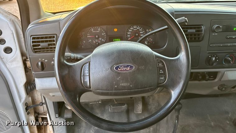 image for item EA4563 2005 Ford F250 Super Duty Crew Cab pickup truck
