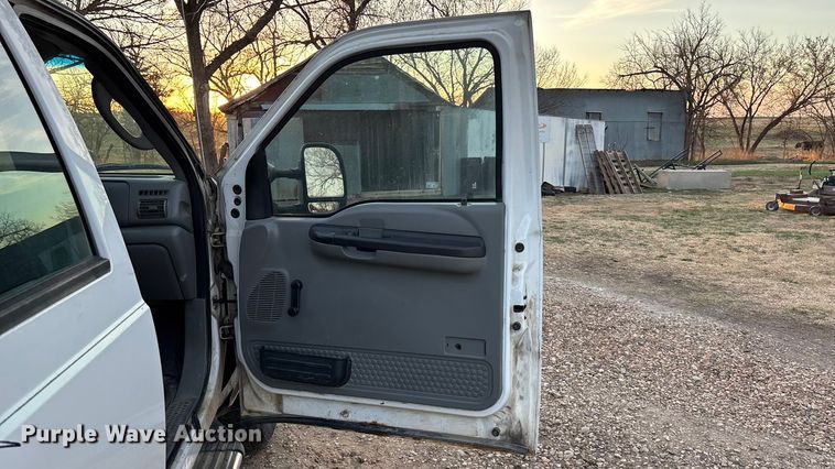 image for item EA4563 2005 Ford F250 Super Duty Crew Cab pickup truck