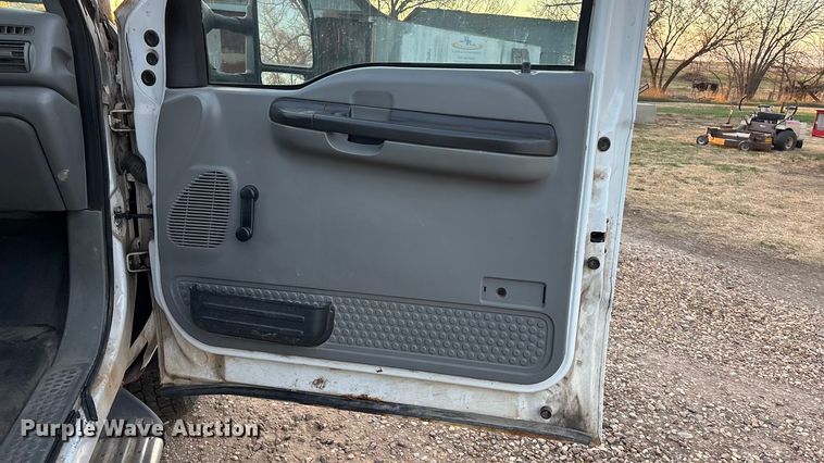 image for item EA4563 2005 Ford F250 Super Duty Crew Cab pickup truck