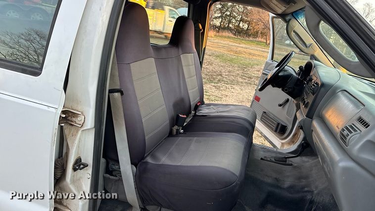 image for item EA4563 2005 Ford F250 Super Duty Crew Cab pickup truck