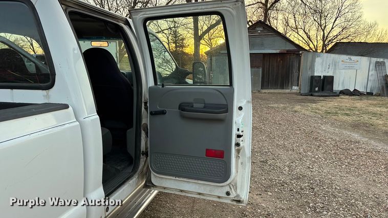 image for item EA4563 2005 Ford F250 Super Duty Crew Cab pickup truck