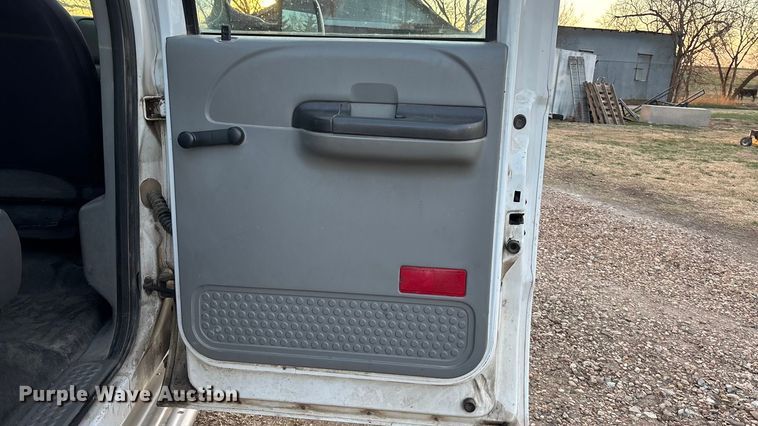 image for item EA4563 2005 Ford F250 Super Duty Crew Cab pickup truck