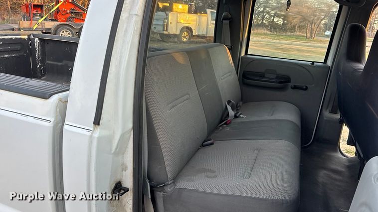 image for item EA4563 2005 Ford F250 Super Duty Crew Cab pickup truck