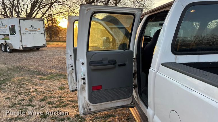 image for item EA4563 2005 Ford F250 Super Duty Crew Cab pickup truck