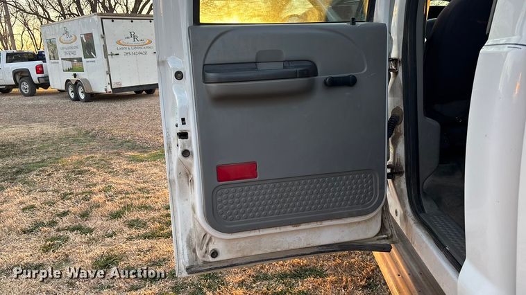 image for item EA4563 2005 Ford F250 Super Duty Crew Cab pickup truck