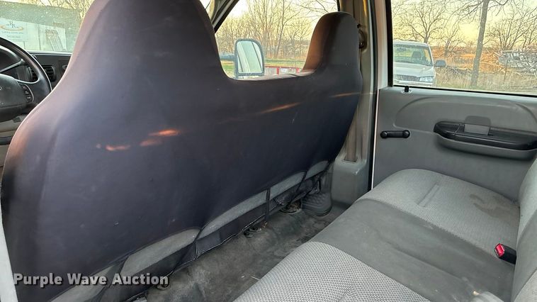 image for item EA4563 2005 Ford F250 Super Duty Crew Cab pickup truck