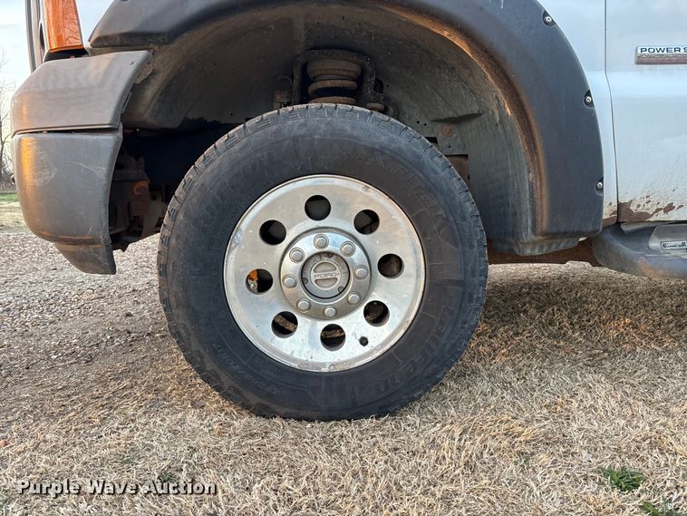 image for item EA4563 2005 Ford F250 Super Duty Crew Cab pickup truck