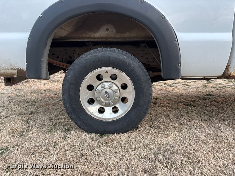 image for item EA4563 2005 Ford F250 Super Duty Crew Cab pickup truck