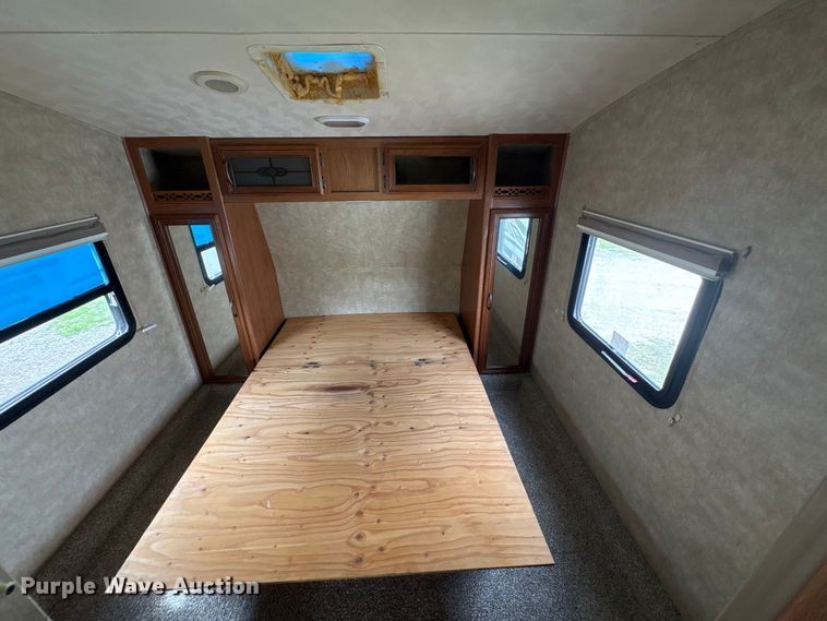 image for item EA7209 2014 Sabre Forest River 250RLUD camper