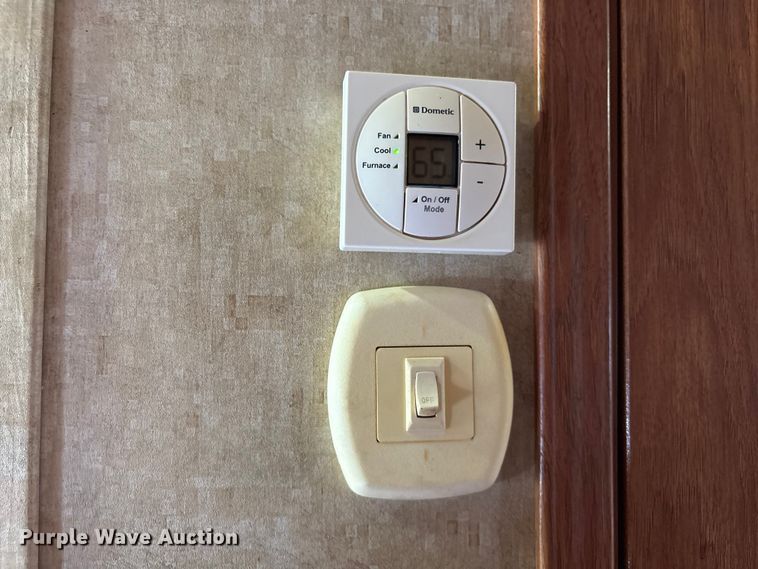 image for item EA7209 2014 Sabre Forest River 250RLUD camper