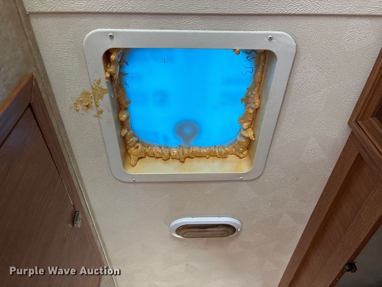 image for item EA7209 2014 Sabre Forest River 250RLUD camper