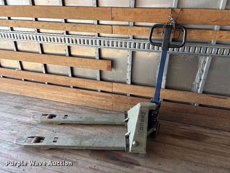 image for item EC8280 2017 Isuzu NRR box truck