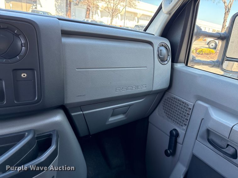 image for item EC8281 2017 Ford E450 box truck