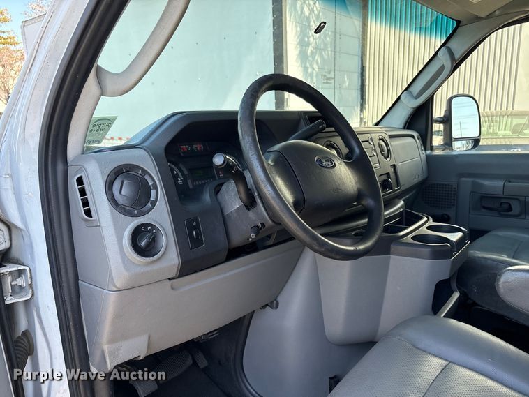 image for item EC8283 2015 Ford E350 Super Duty box truck