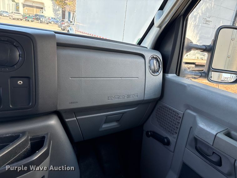 image for item EC8283 2015 Ford E350 Super Duty box truck