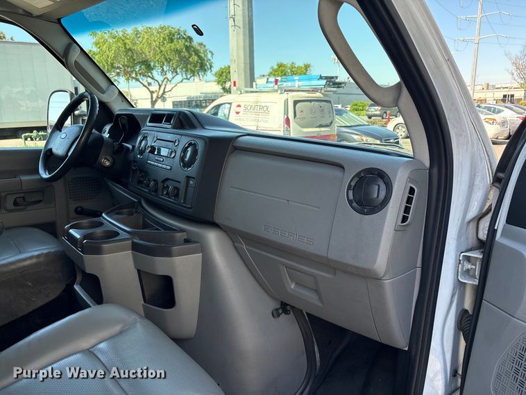 image for item EC8283 2015 Ford E350 Super Duty box truck