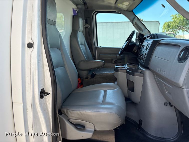 image for item EC8283 2015 Ford E350 Super Duty box truck