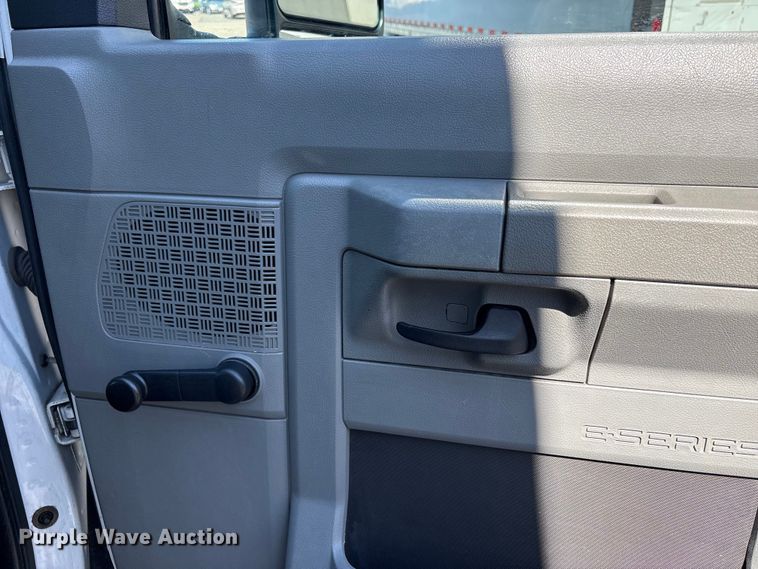 image for item EC8283 2015 Ford E350 Super Duty box truck