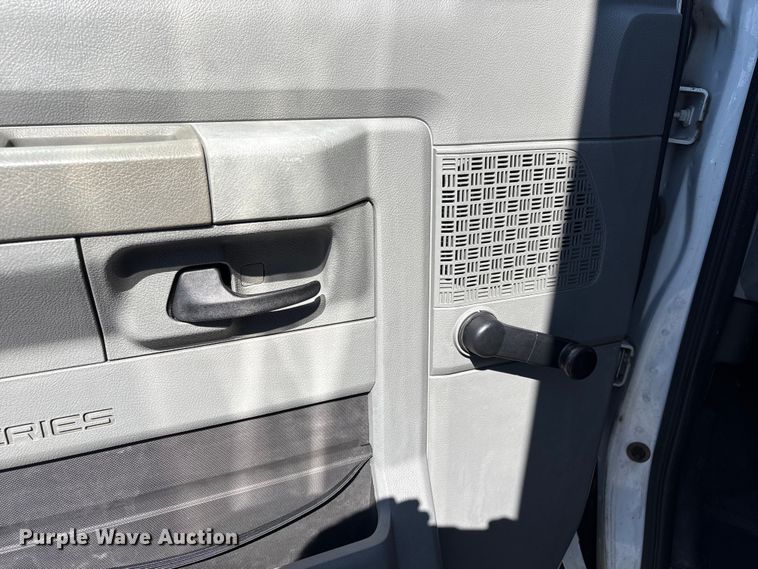 image for item EC8283 2015 Ford E350 Super Duty box truck